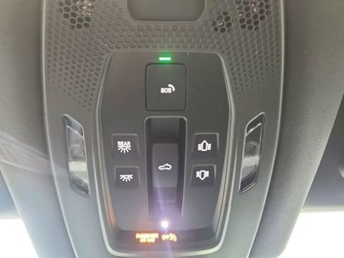 Used 2025 Porsche Cayenne w/ Premium Package image 56