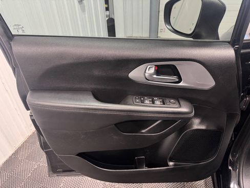 Used 2023 Chrysler Pacifica Touring image 7