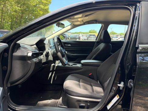 Used 2025 Nissan Altima 2.5 SV FWD image 27