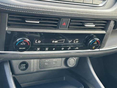 Used 2025 Nissan Rogue SV FWD image 19
