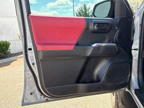 Used 2020 Toyota Tacoma SR5 AWD/4WD image 39