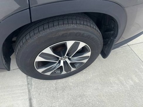 Used 2022 Toyota Highlander XLE AWD/4WD image 11