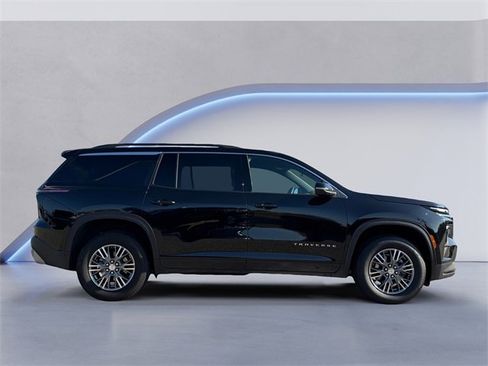 Used 2025 Chevrolet Traverse LT image 4