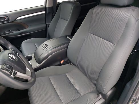 Used 2019 Toyota Highlander LE FWD image 16