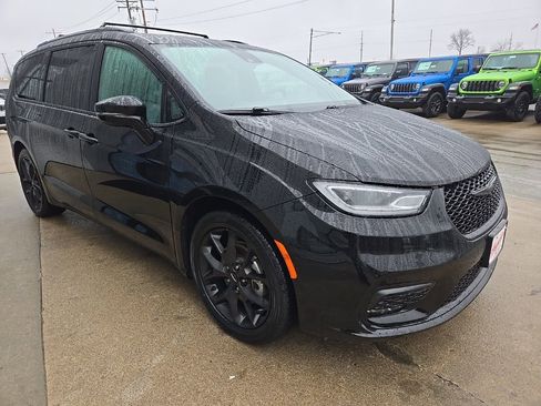 Used 2025 Chrysler Pacifica Limited image 13