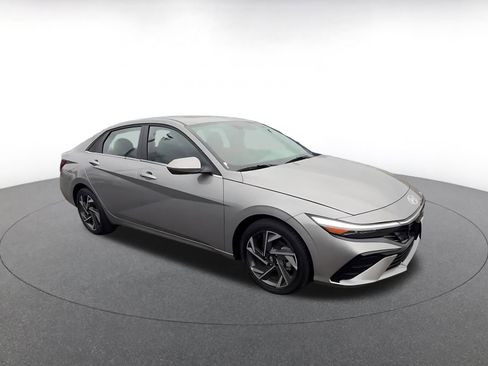 Used 2025 Hyundai Elantra SEL image 2
