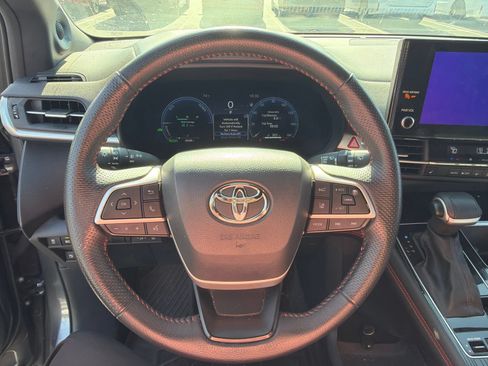 Used 2025 Toyota Sienna XSE FWD image 13