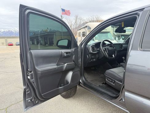 Used 2022 Toyota Tacoma TRD Off-Road image 11