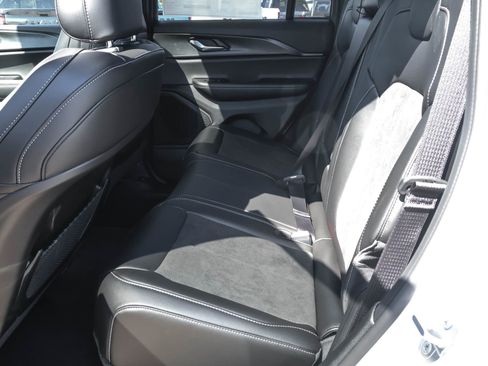 New 2025 Jeep Grand Cherokee Altitude image 16