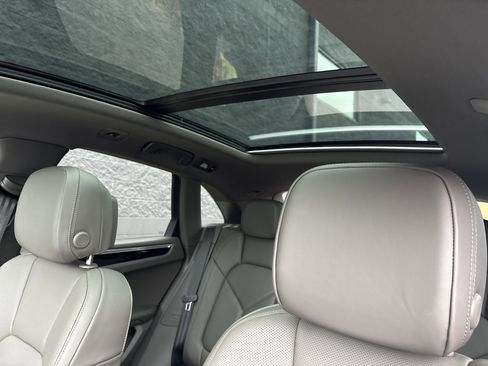 Certified 2025 Porsche Macan image 24