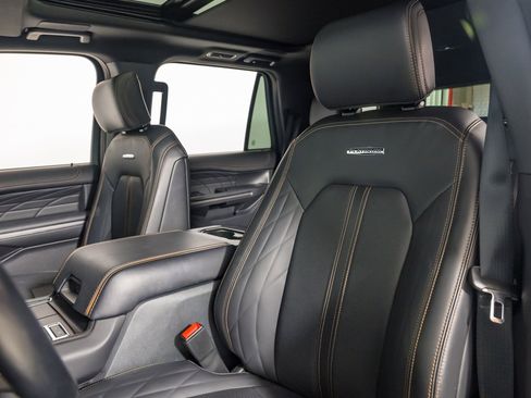 Used 2024 Ford Expedition Platinum image 19