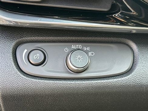 Used 2025 Buick Envista Sport Touring image 23