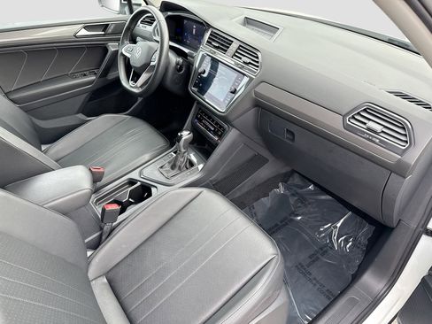 Used 2023 Volkswagen Tiguan SE image 12