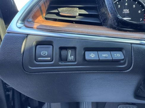 Used 2018 Cadillac XT5 Platinum w/ Driver Assist Package image 10