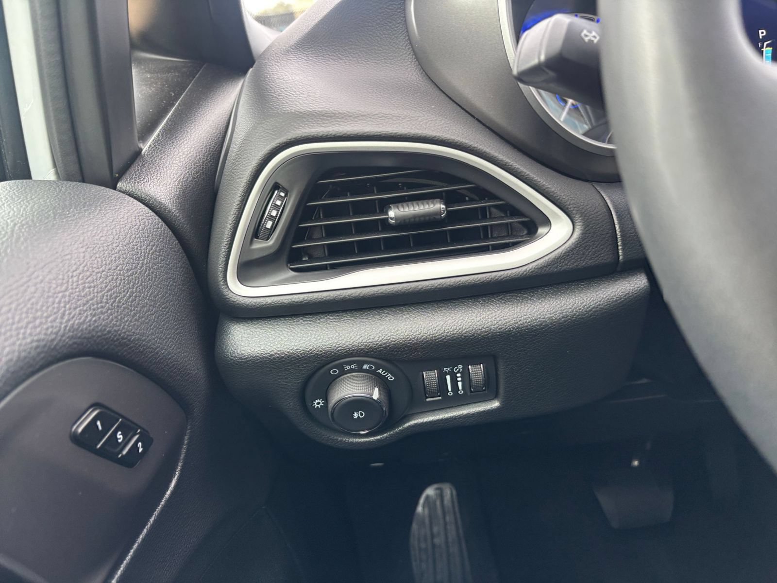 Used 2025 Chrysler Pacifica Select FWD image 36