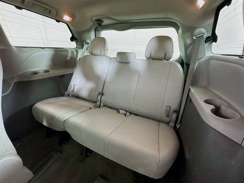 Used 2017 Toyota Sienna XLE image 22