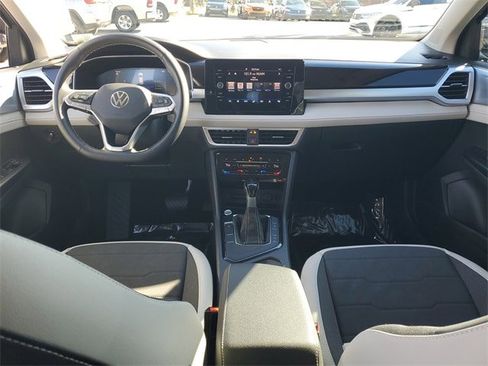 Certified 2025 Volkswagen Taos SE image 12