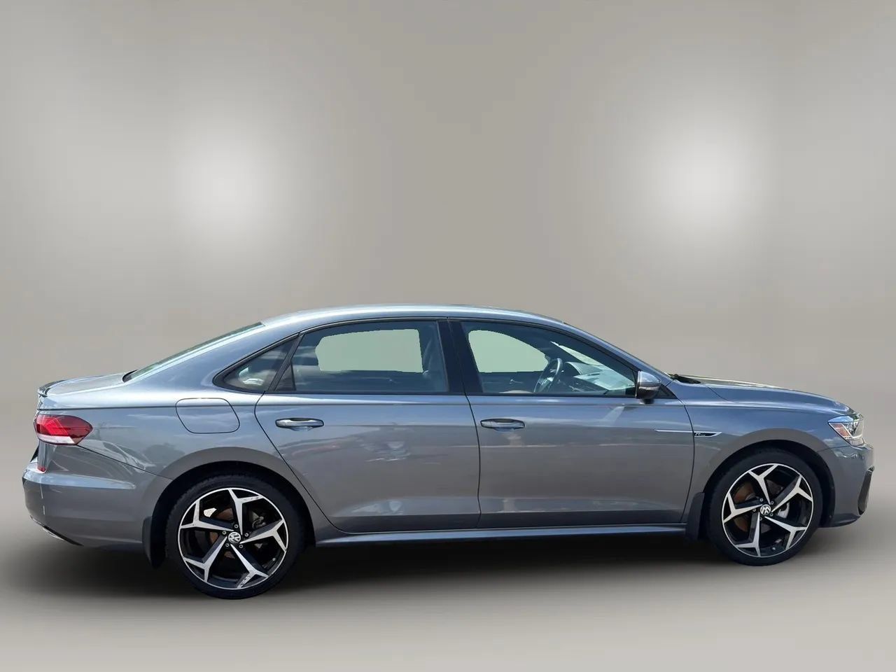 Used 2021 Volkswagen Passat 2.0T R-Line FWD image 4