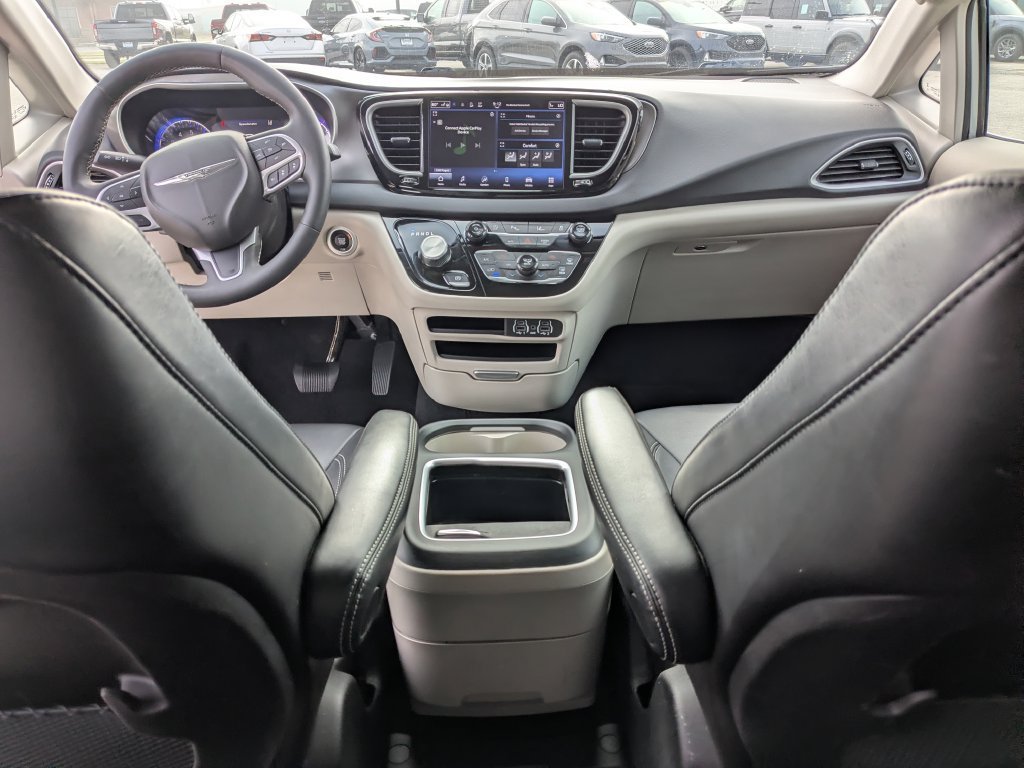 Used 2024 Chrysler Pacifica Touring-L FWD image 11