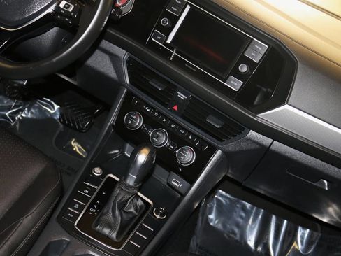 Used 2019 Volkswagen Jetta SE w/ Cold Weather Package image 25