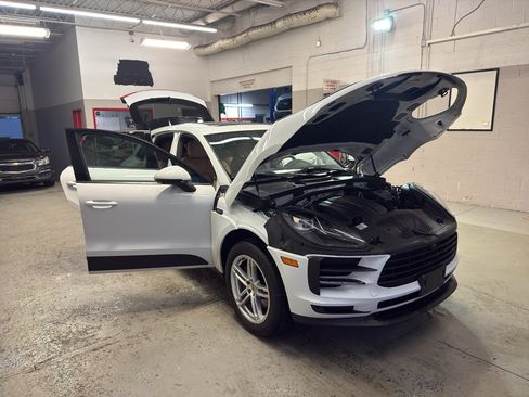 Used 2021 Porsche Macan AWD/4WD image 11