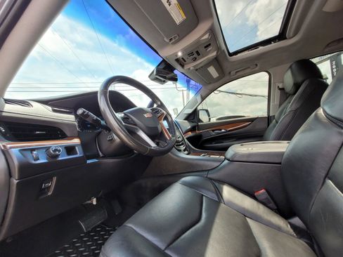 Used 2018 Cadillac Escalade Premium Luxury RWD image 36