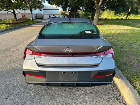 Used 2025 Hyundai Elantra SE FWD image 5