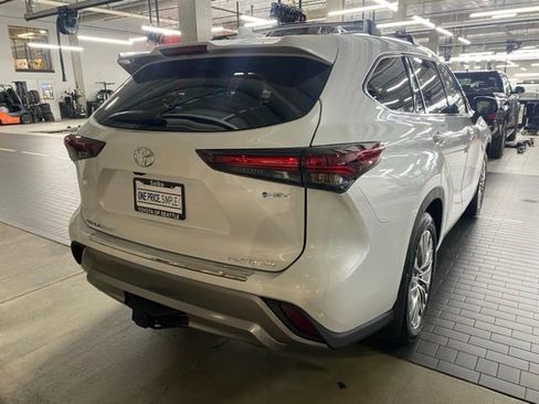 New 2026 Toyota Highlander Platinum image 11