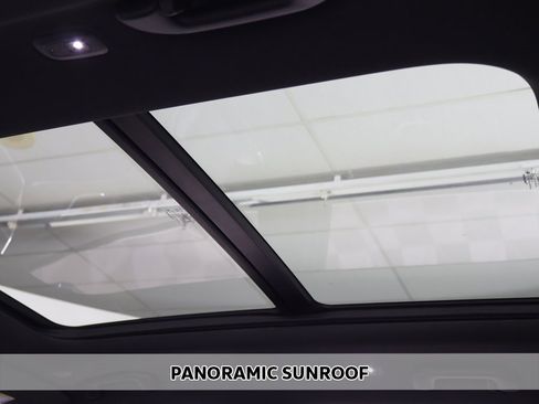 Used 2022 Jeep Grand Cherokee Overland w/ Luxury Tech Group IV image 4