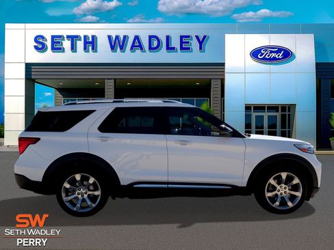 Certified 2020 Ford Explorer Platinum w/ Premium Technology Package image 2