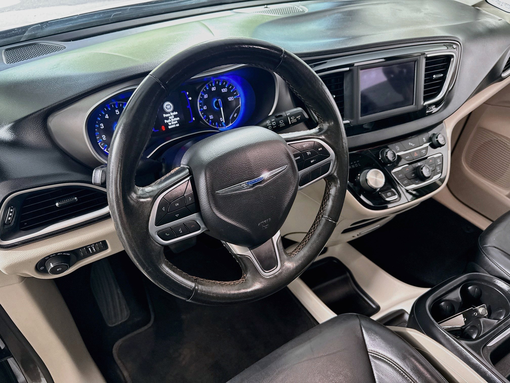 Used 2020 Chrysler Pacifica Touring-L FWD image 11