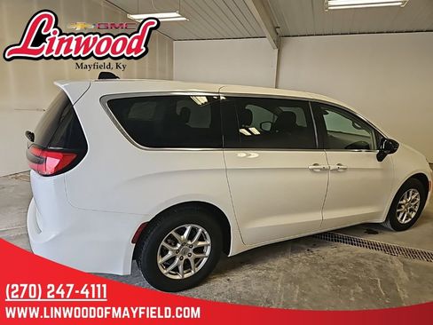 Used 2024 Chrysler Pacifica Touring-L FWD image 2