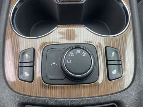 Used 2023 GMC Acadia SLE w/ Driver Convenience Package image 32