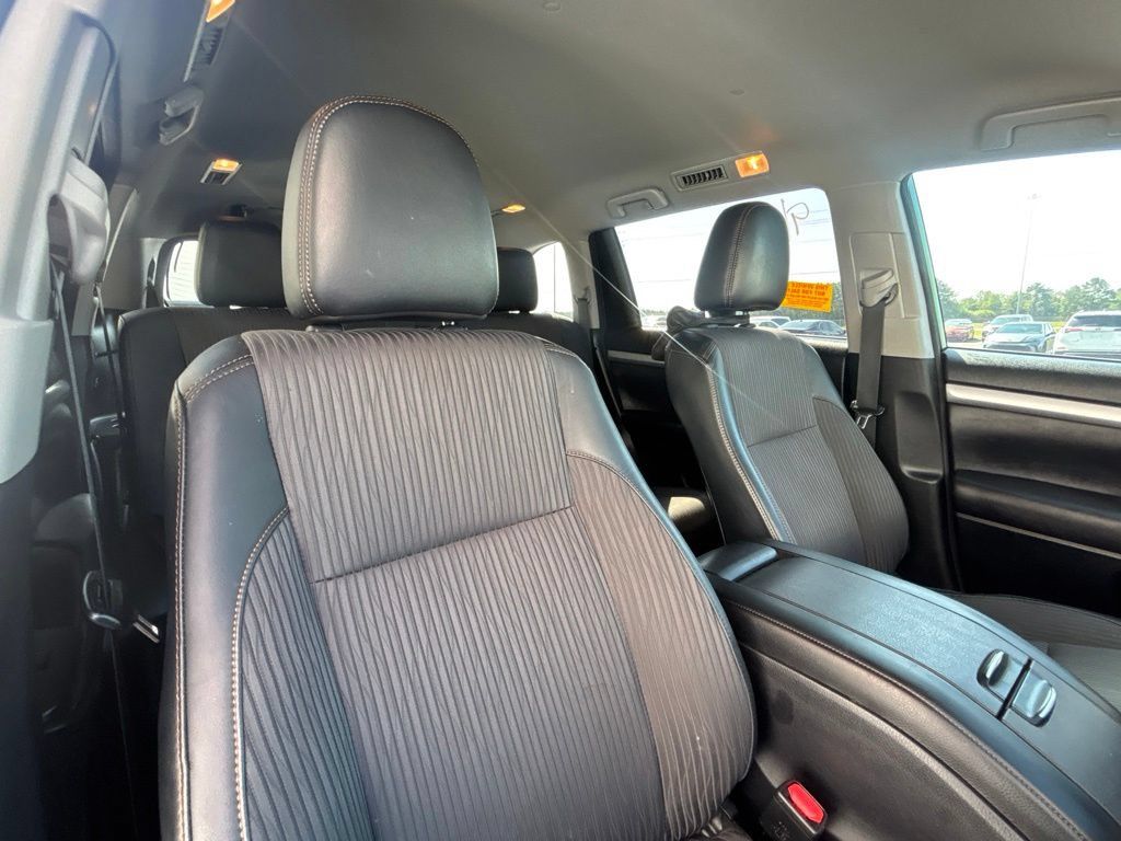 Used 2017 Toyota Highlander Plus FWD image 17