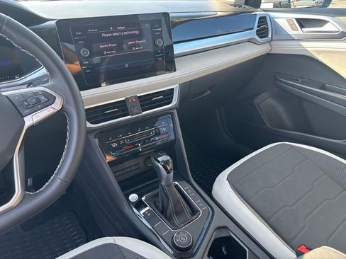 Used 2025 Volkswagen Taos SE w/ Panoramic Sunroof Package AWD/4WD image 18