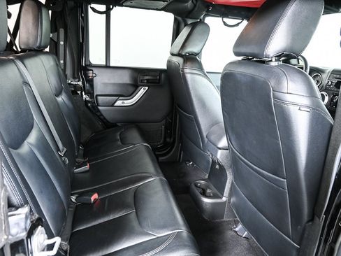 Used 2016 Jeep Wrangler Unlimited Sahara w/ Connectivity Group image 19