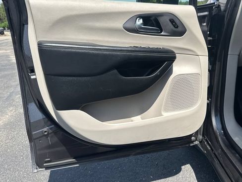 Used 2023 Chrysler Pacifica Touring-L FWD image 14