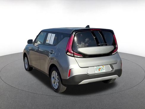 Used 2025 Kia Soul LX w/ LX Technology Package FWD image 9