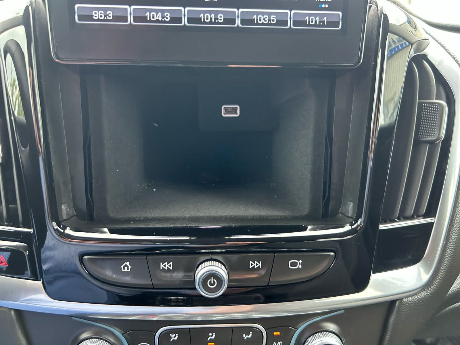 Used 2018 Chevrolet Traverse LT FWD image 19