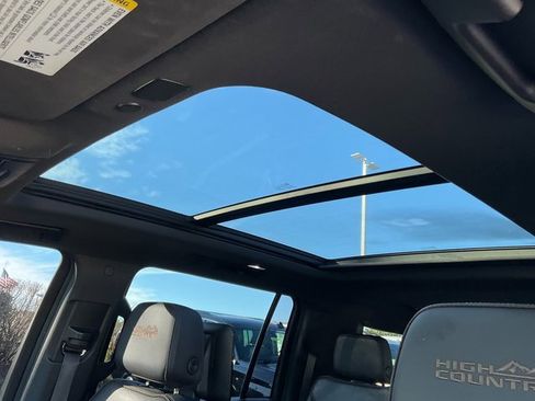 Used 2021 Chevrolet Suburban High Country image 9