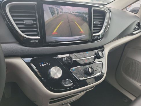 Used 2024 Chrysler Pacifica Touring-L FWD image 27