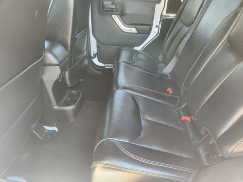 Used 2015 Jeep Wrangler Unlimited Rubicon w/ Connectivity Group AWD/4WD image 19