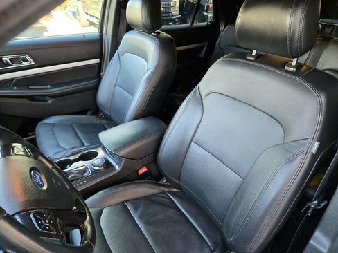 Used 2017 Ford Explorer XLT w/ Equipment Group 202A AWD/4WD image 25