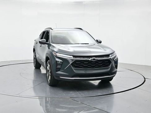Used 2025 Chevrolet Trax LT w/ Driver Confidence Package FWD image 4