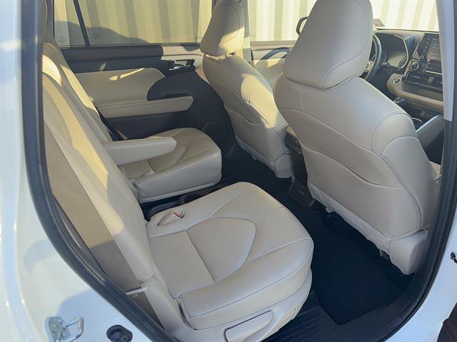 Used 2022 Toyota Highlander XLE FWD image 3