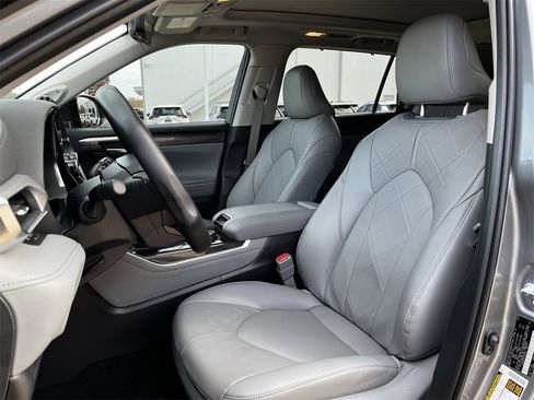 Used 2025 Toyota Highlander Platinum image 23