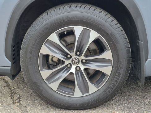 Used 2020 Toyota Highlander XLE AWD/4WD image 10