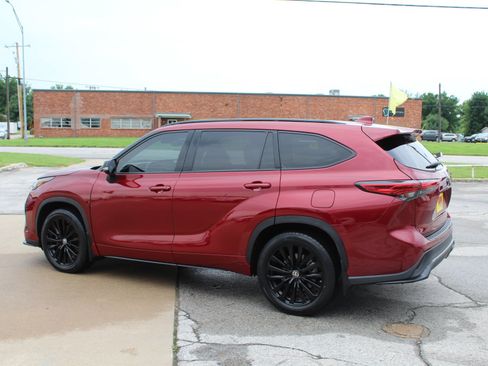 Used 2023 Toyota Highlander XSE FWD image 8