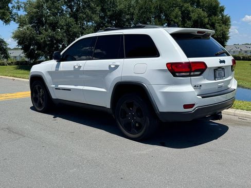 Used 2018 Jeep Grand Cherokee Laredo AWD/4WD image 10