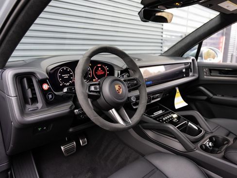 New 2026 Porsche Cayenne GTS image 4